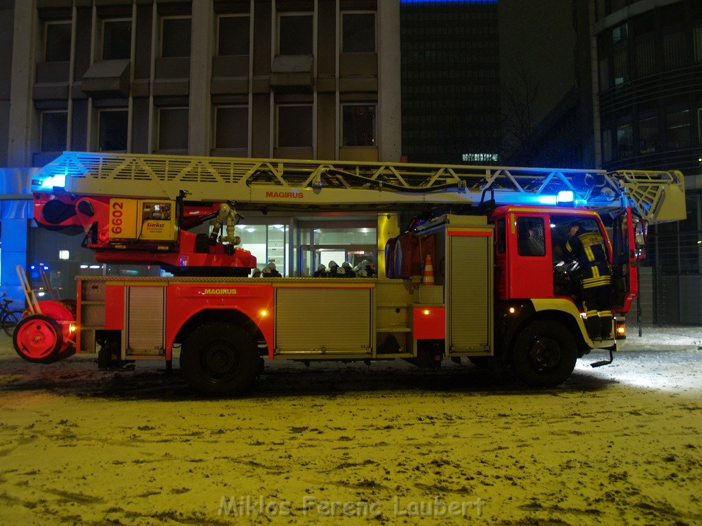 Groesserer Wohnungsbrand Koeln Hochhaus Barbarossaplatz P345.JPG